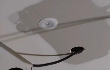Comment installer un spot ou un luminaire au plafond